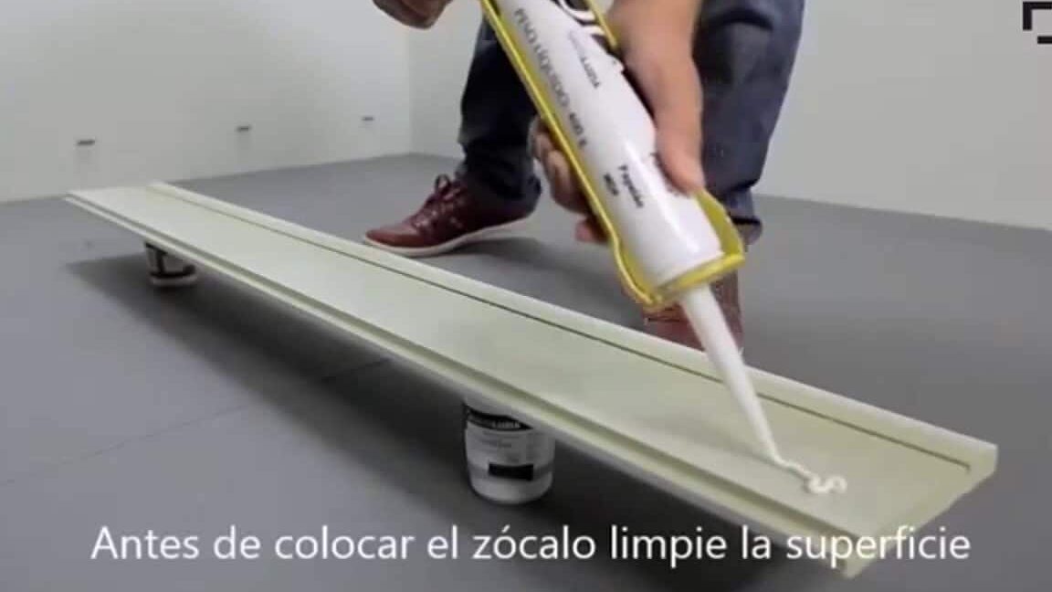 Ahorra tiempo y dinero dando un toque moderno a tus espacios con el rodapié de PVC blanco de Leroy Merlin